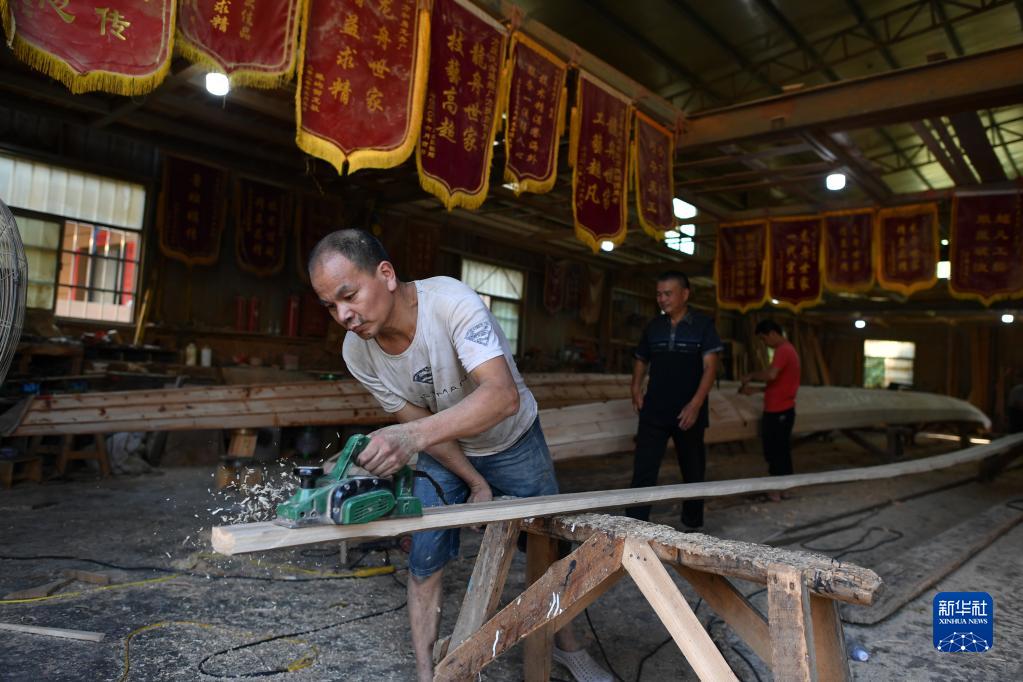في فوجيان: قرية تشتهر بصناعة قوارب التنين منذ مئات السنين