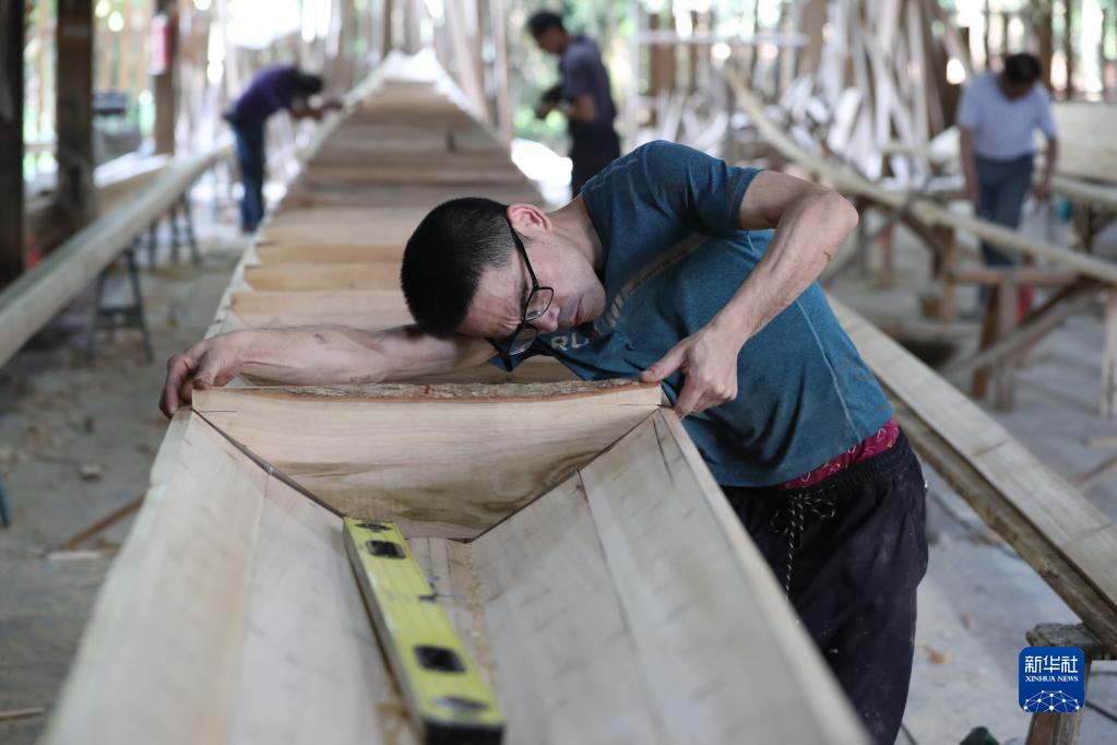 في فوجيان: قرية تشتهر بصناعة قوارب التنين منذ مئات السنين