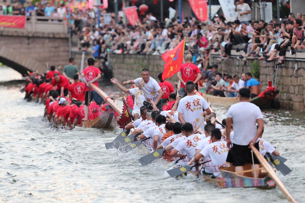 سباق قوارب التنين في قرية بجنوب شرقي الصين للاحتفال بعيد قوارب التنين