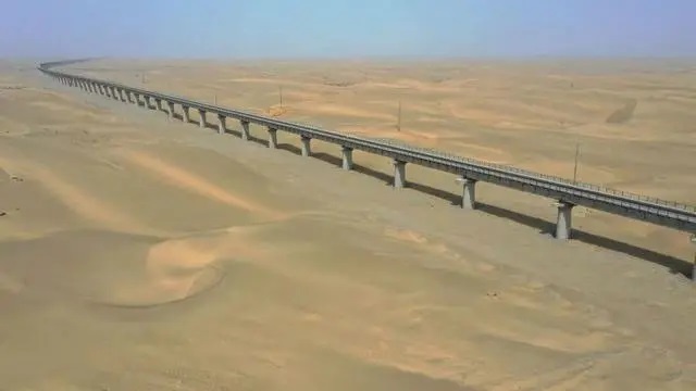 نظرة على التغييرات في شينجيانغ على طول أول سكة حديد تحيط بالصحراء في العالم