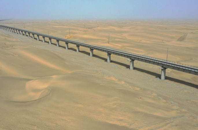 نظرة على التغييرات في شينجيانغ على طول أول سكة حديد تحيط بالصحراء في العالم