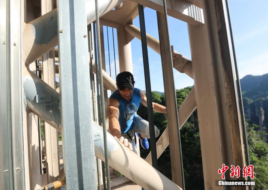 مغامر فرنسي يتسلق أعلى مصعد خارجي في العالم  بحديقة تشانغجياجيه يدوياً