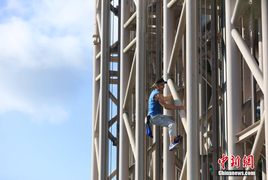 مغامر فرنسي يتسلق أعلى مصعد خارجي في العالم  بحديقة تشانغجياجيه يدوياً