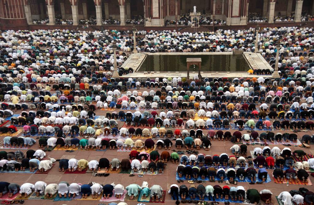 الصورة: صلاة عيد الأضحى في الهند