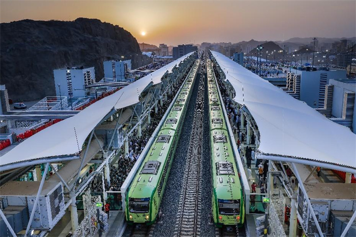 قطار مكة الخفيف من إنشاء شركة صينية يحقق عملية تشغيل آمنة بحمولة كاملة