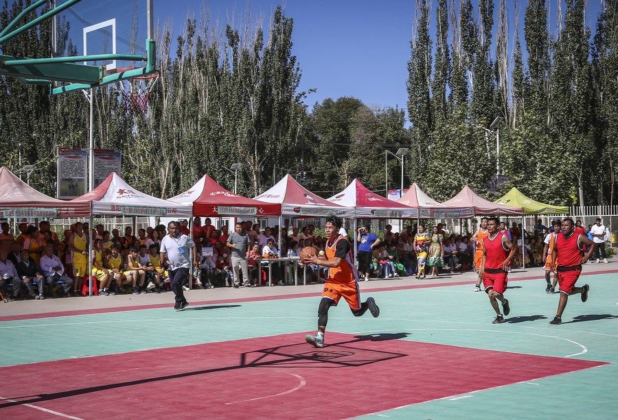 مقالة : كرة السلة تضيف لونا جديدا إلى حياة القرويين في منطقة شينجيانغ الصينية
