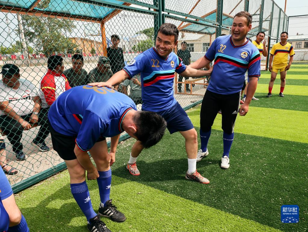 شاب من منغوليا الداخلية: الرعاة بإمكانهم أيضا أن يحبوا كرة القدم ويلعبونها بشغف