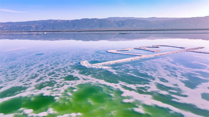 بحيرة الزمرّد في صحراء غوبي المهجورة تتحول إلى وجهة سياحية في المدينة الأكثر عزلة في الصين