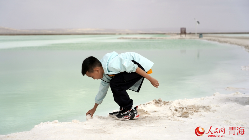 بحيرة الزمرّد في صحراء غوبي المهجورة تتحول إلى وجهة سياحية في المدينة الأكثر عزلة في الصين