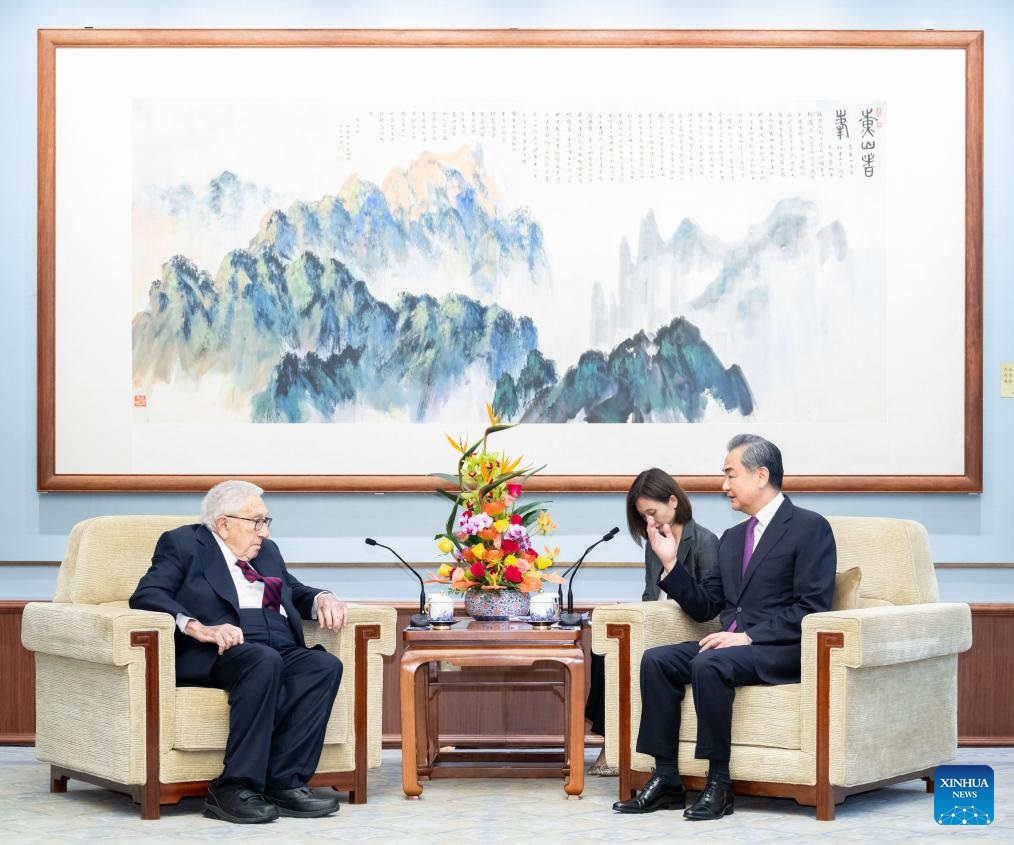 دبلوماسي صيني بارز يلتقي هنري كيسنجر