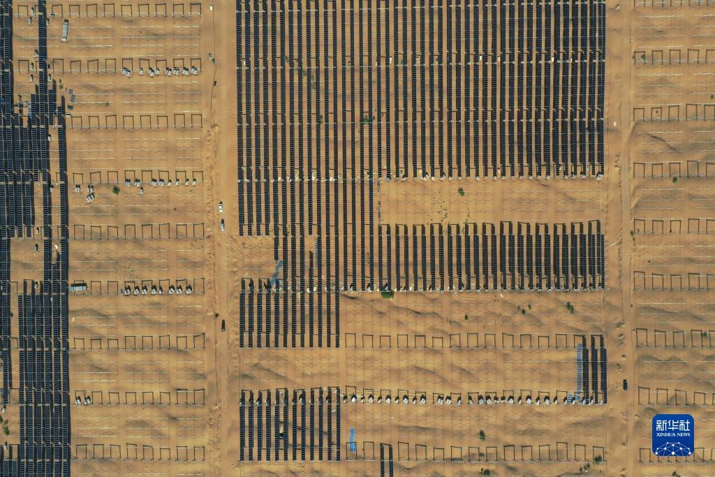 تقدم أعمال مشروع الحقل الكهروضوئي بصحراء شمال الصين