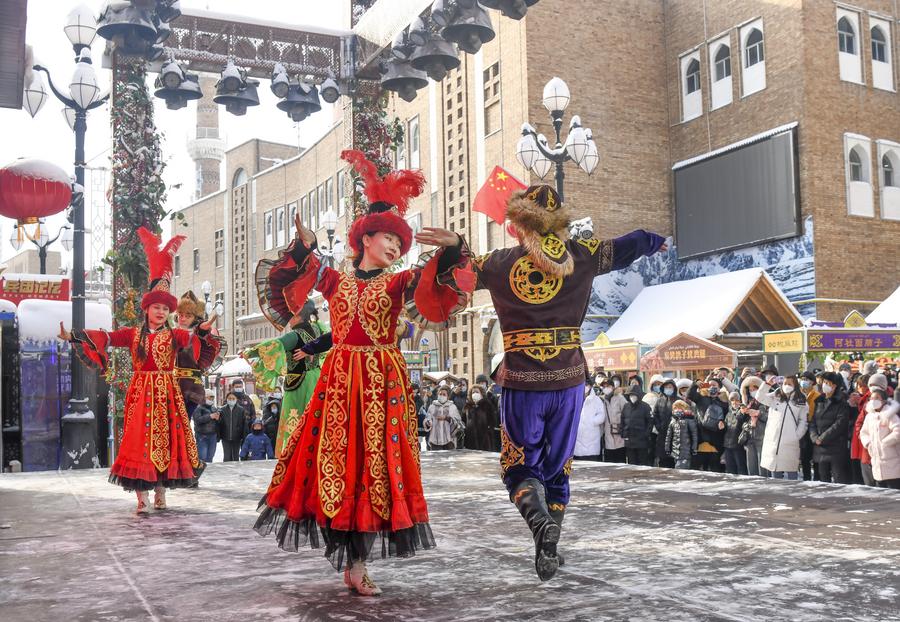 فنانون يرقصون في البازار الكبير في أورومتشي بمنطقة شينجيانغ الويغورية ذاتية الحكم شمال غربي الصين. (شينخوا)