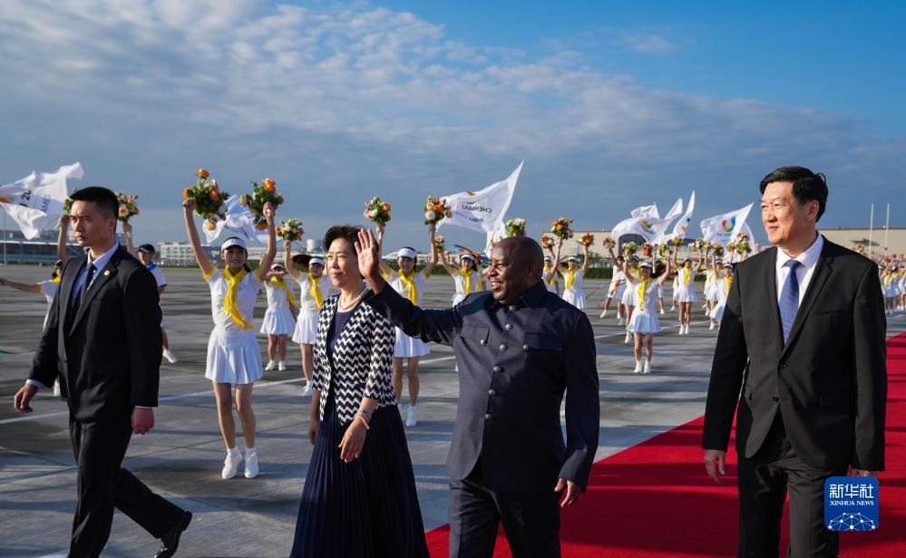 رئيس بوروندي يصل إلى تشنغدو لحضور حفل افتتاح دورة الألعاب الجامعية العالمية
