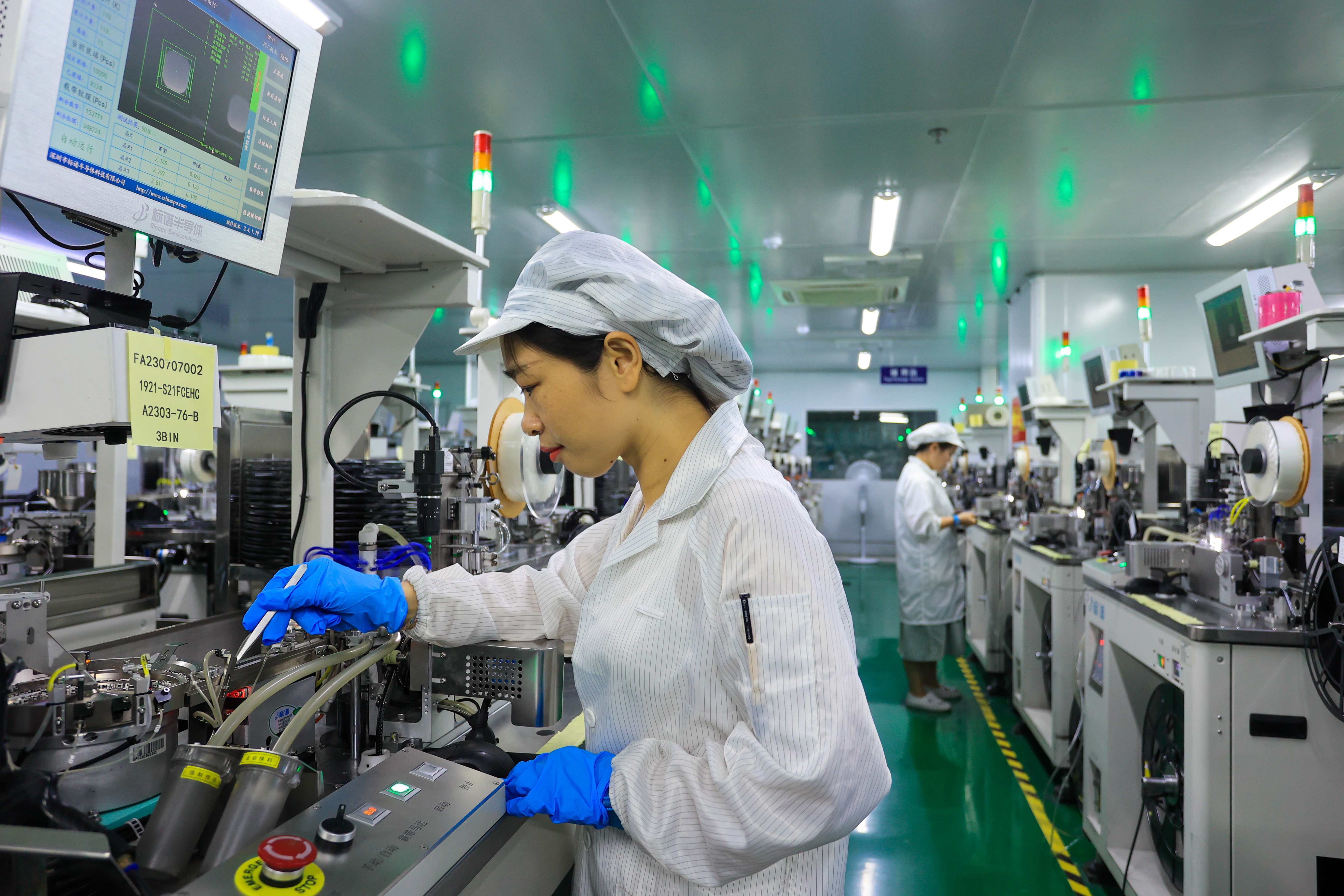 في ورشة الإنتاج لشركة روي شنغ للتكنولوجيا في مقاطعة جيانغشي، يعمل العمال على خط الإنتاج الذكي لتسليم الطلبيات الكثيفة في موعدها المحدد. وي دونغ شنغ / صورة الشعب.