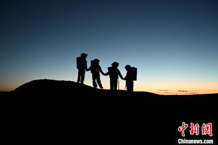 في منغوليا الداخلية، سياح ببدلات رواد الفضاء فوق الأراضي البركانية