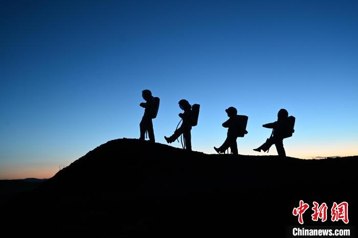 في منغوليا الداخلية، سياح ببدلات رواد الفضاء فوق الأراضي البركانية