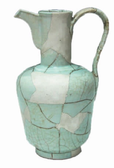 وعاء صيني ذو عنق مستقيم صنع من الخزف الزجاجي، شكله مقلد من المشغولات المعدنية الإسلامية
