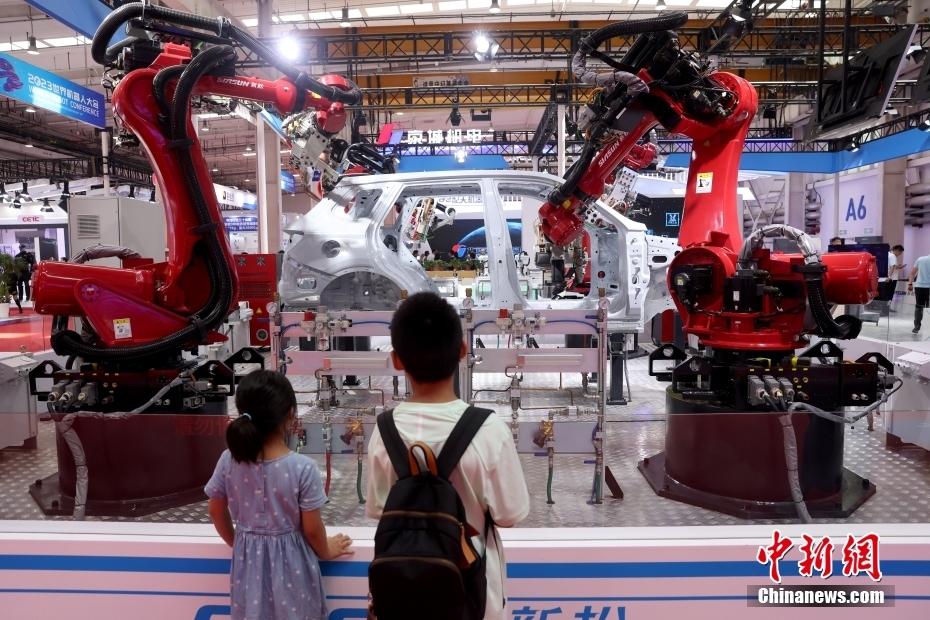 تقرير إخباري: صناعة الروبوتات في الصين تتقدّم مزيدا من الخطوات نحو الجودة العالية