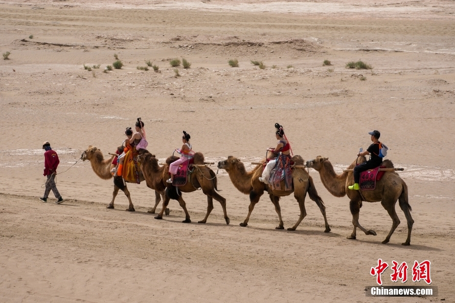 التصوير الفوتوغرافي يصبح نمطا سياحيا رائجا في صحراء دونهوانغ