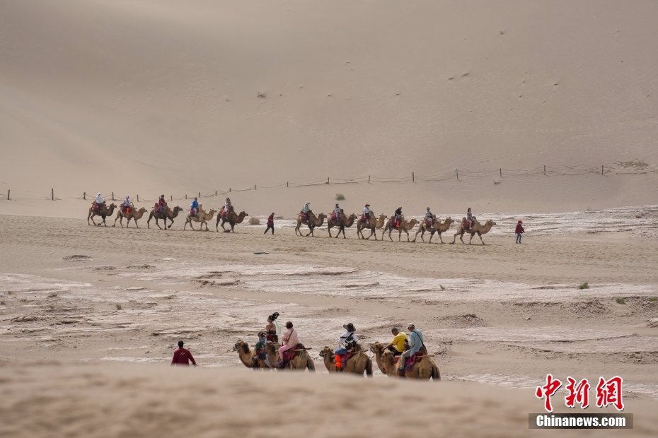 التصوير الفوتوغرافي يصبح نمطا سياحيا رائجا في صحراء دونهوانغ