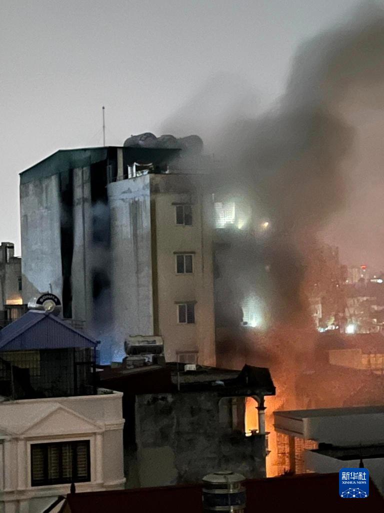 الصورة: مقتل 56 شخصا في حريق بمبنى سكني بالعاصمة الفيتنامية