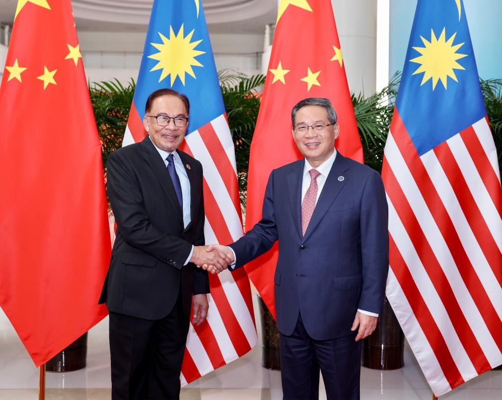 رئيس مجلس الدولة الصيني يلتقي رئيس الوزراء الماليزي