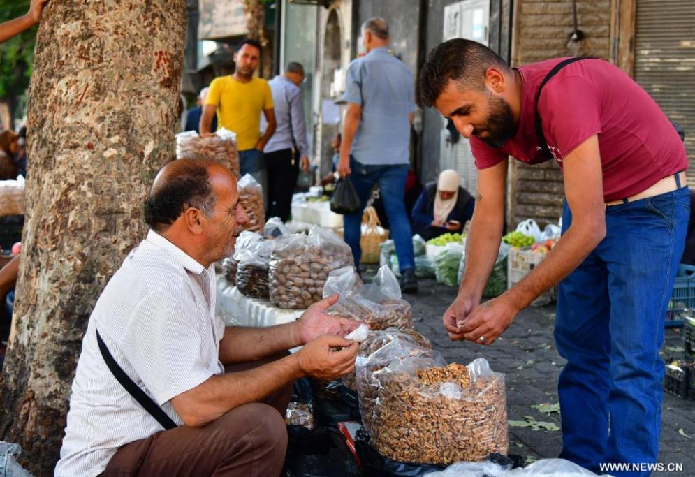 بيع ثمار الجوز في سوق بدمشق في سوريا