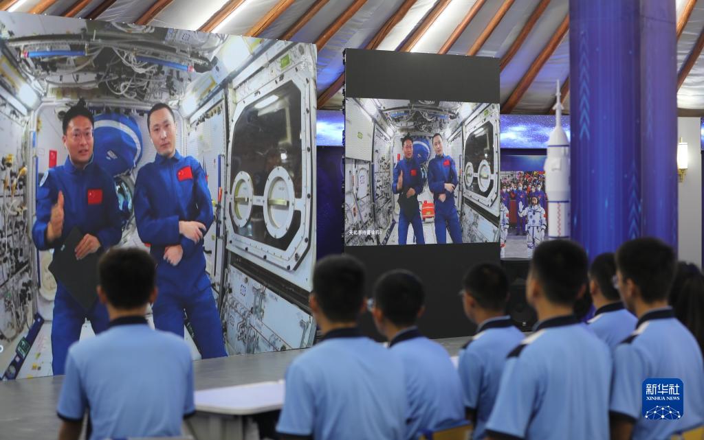 رواد فضاء صينيون يلقون المحاضرة الرابعة من محطة الفضاء الصينية