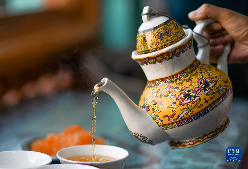 كاشغر، شينجيانغ:  بيت الشاي عمره قرن من الزمن يجمع بين رائحة الشاي العطرة وعبق التاريخ