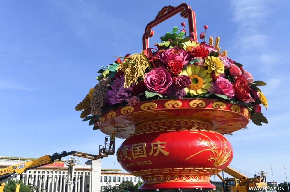 عرض سلة عملاقة من الزهور في ميدان تيان آن من