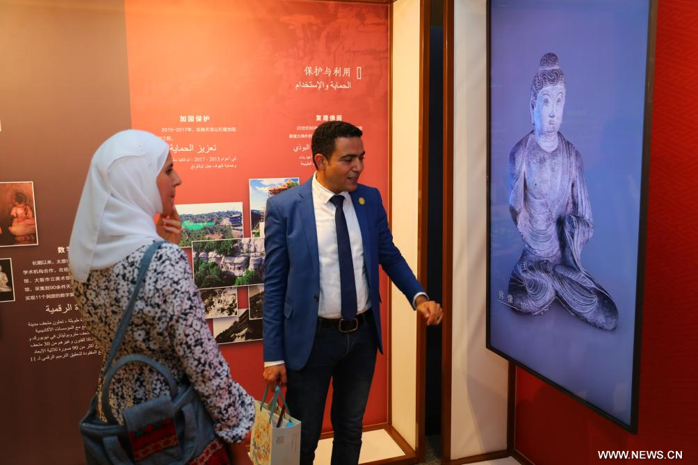 المركز الثقافي الصيني بالقاهرة يقيم معرضا بشأن الترميم الرقمي لكهوف جبل تيانلونغ الشهيرة في الصين