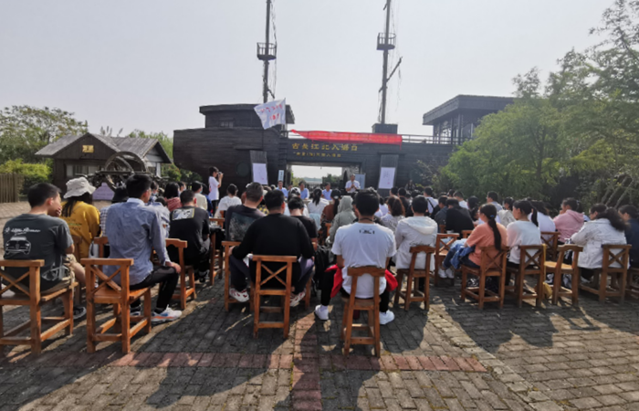 قاعة محاضرات مفتوحة على الطبيعة في يلودانغ