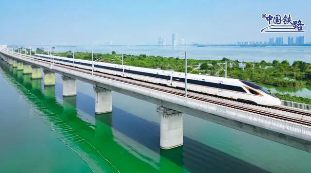افتتاح خط السكة الحديد فائق السرعة بين شانغهاي ونانجينغ على طول نهر اليانغتشي