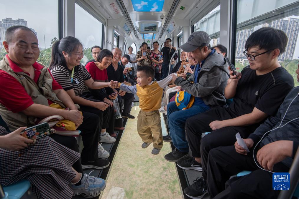 الصين تدشن أول خط قطار معلق أحادي القضبان