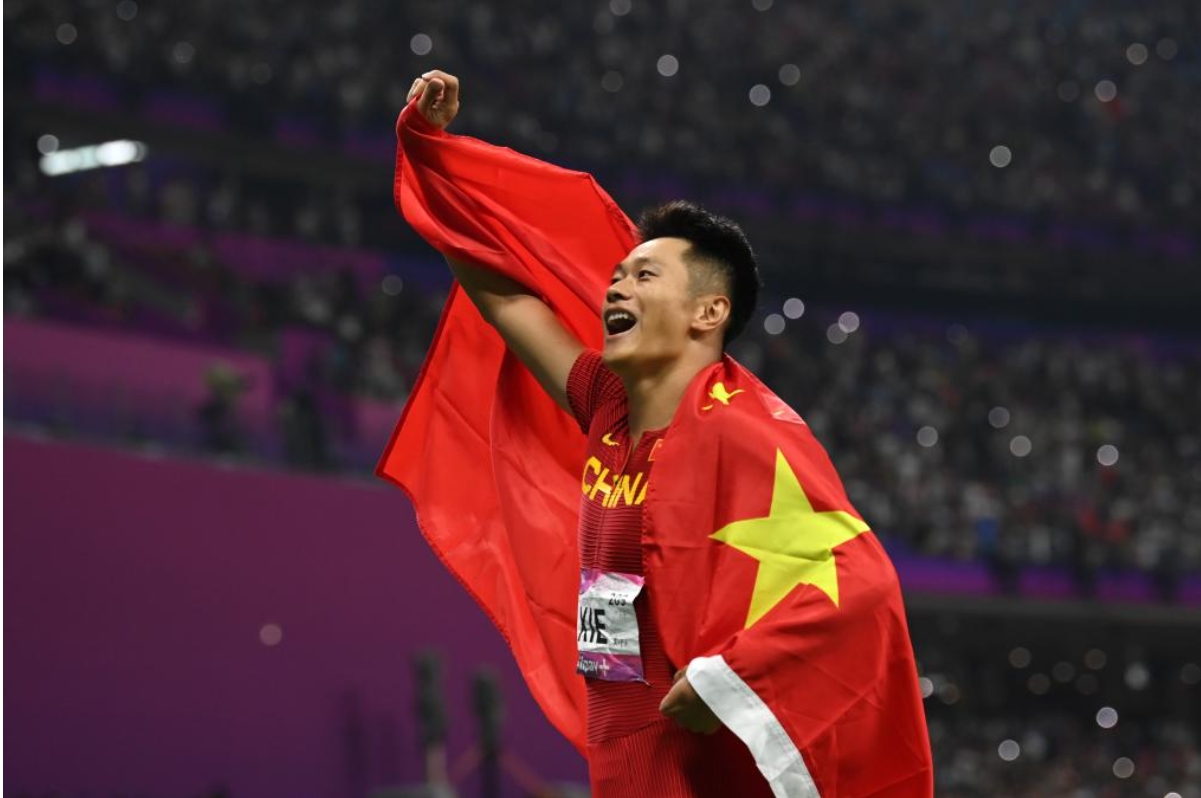 العداء الصيني شيه تشن يه يفوز بسباق 100 متر عدو رجال في آسياد هانغتشو
