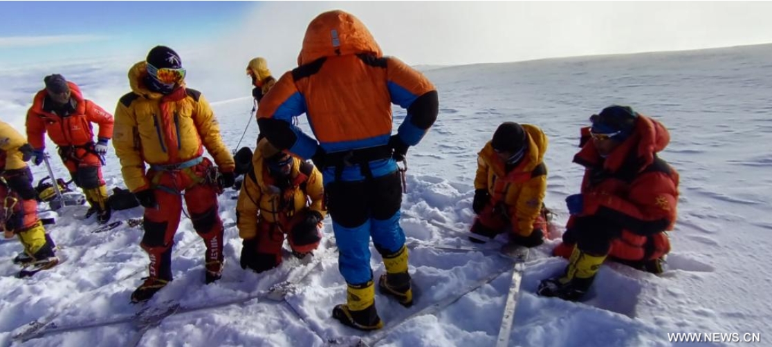 فريق البعثة الصيني يصل إلى قمة جبل تشو أويو لإجراء البحث العلمي