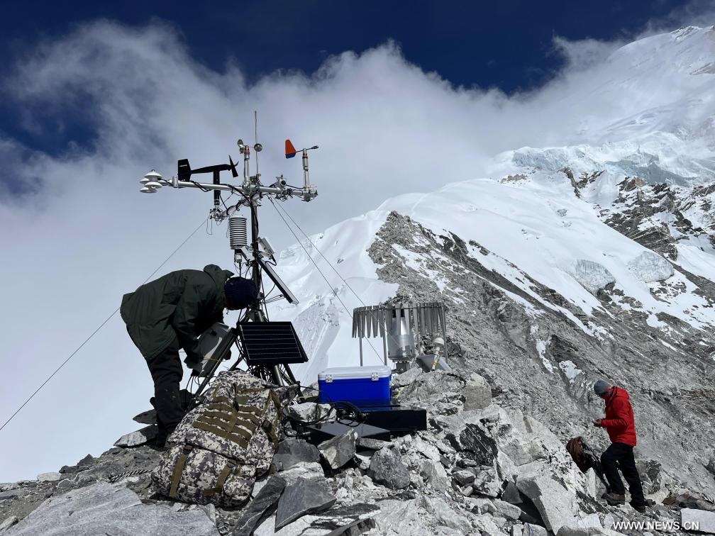 مقالة : باحثون صينيون ينشئون محطات مراقبة للأرصاد الجوية على جبل تشو أويو
