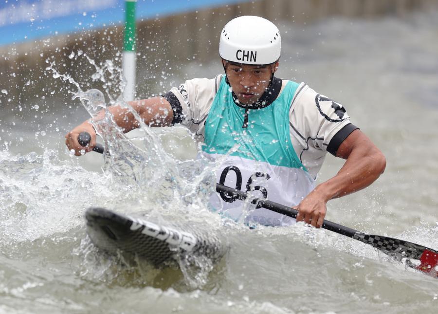 أحرز الصيني شيه يوان تسونغ الميدالية الذهبية في سباق قوارب الكانوي للرجال ضمن منافسات دورة الألعاب الآسيوية في هانغتشو. (شينخوا)