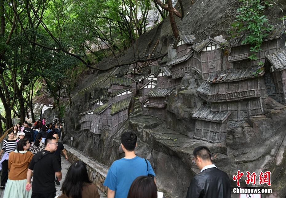 نقوش فنية عملاقة تظهر على المنحدرات في تشونغتشينغ