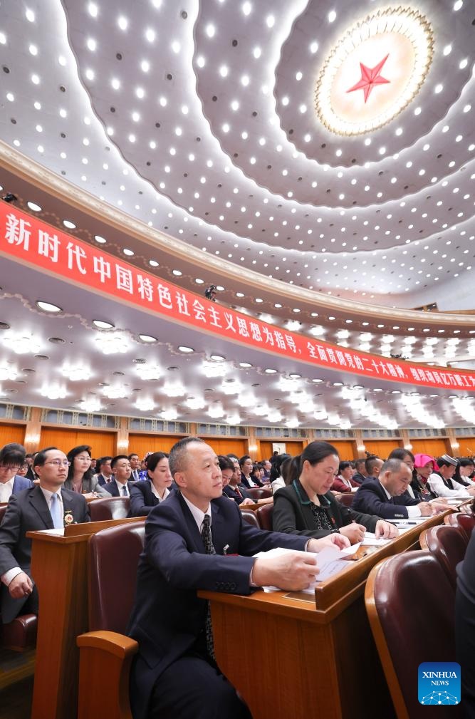 شي يحضر افتتاح المؤتمر الوطني الثامن عشر لاتحاد نقابات عمال عموم الصين