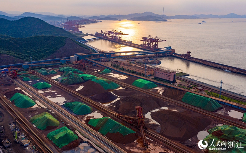 ميناء نينغبو تشوشان يربطه 125 خطا بحرياً مع الدول على طول 