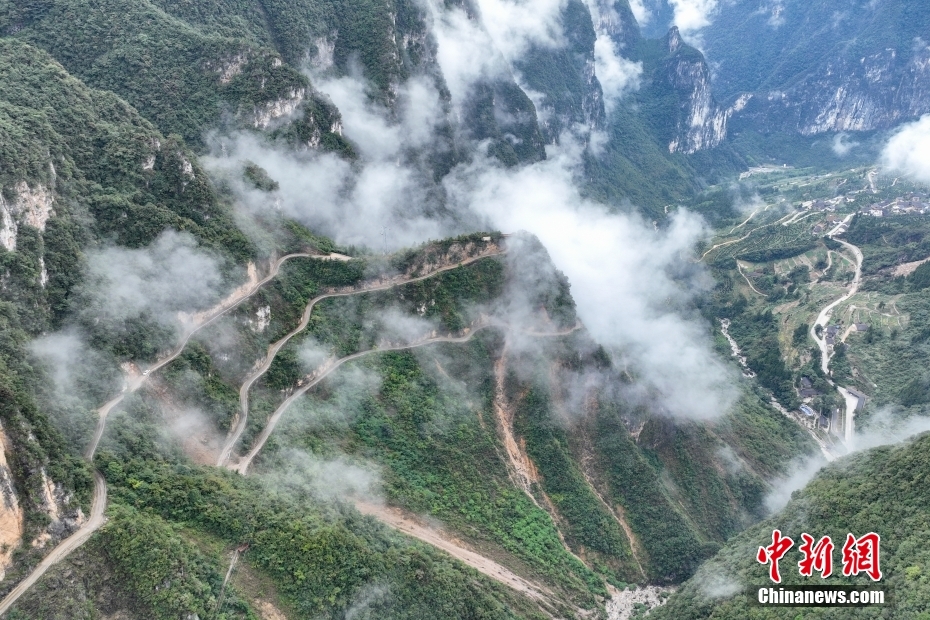 طريق معلق يشهد تغييرات كبيرة في قرية جبلية بتشونغتشينغ