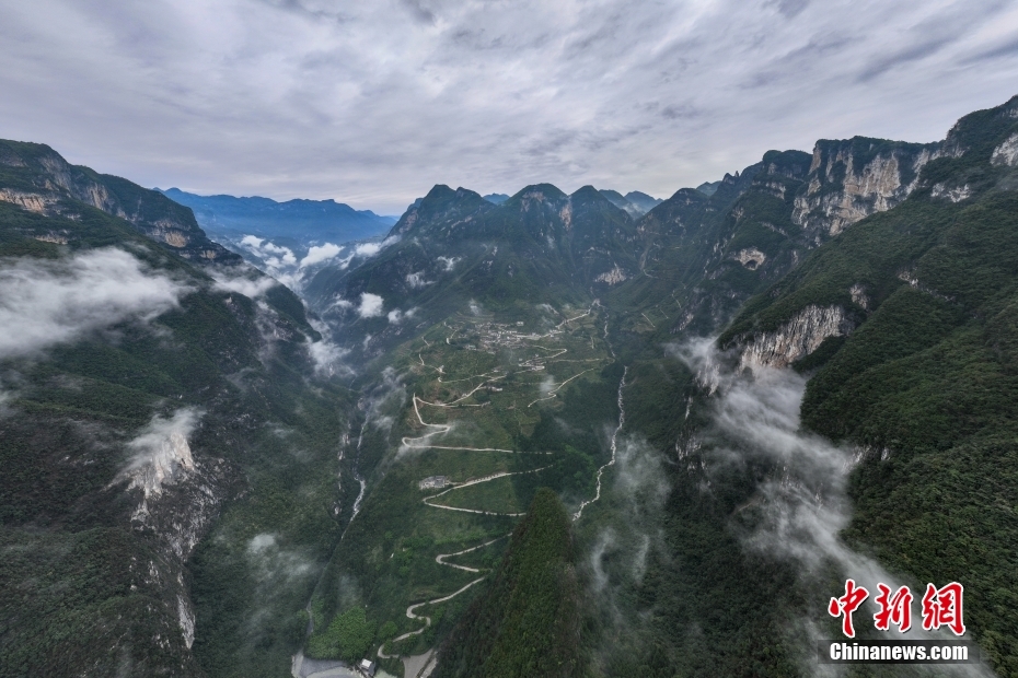 طريق معلق يشهد تغييرات كبيرة في قرية جبلية بتشونغتشينغ