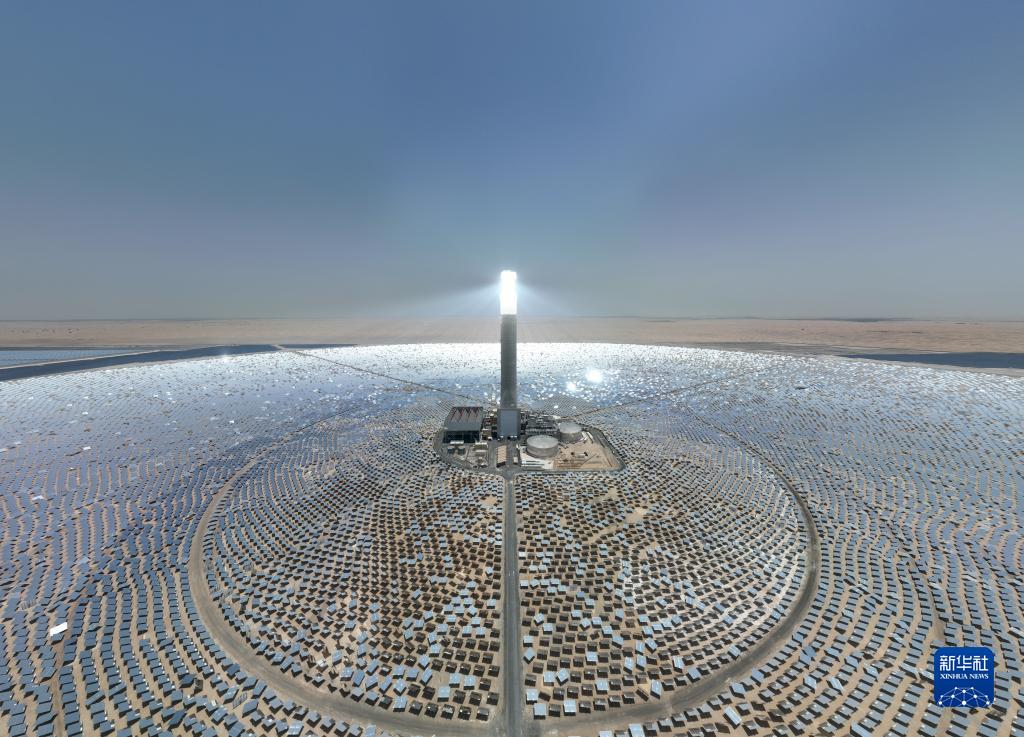 أنجزت شركة شانغهاي الكتريك مشروع الطاقة الشمسية الحرارية بدبي، بقدرة 700 ميجاوات ومشروع الخلايا الكهروضوئية المركبة بقدرة 250 ميجاوات. ويتميز المشروع بقدرة مركبة عالية، مما يساعد الإمارات العربية المتحدة على تحقيق أهدافها في مجال الطاقة النظيفة. 