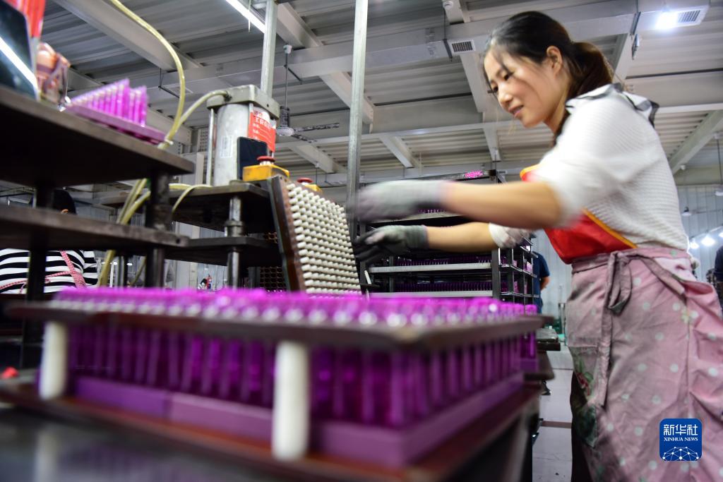شيايي، خنان: قاعدة صناعة الخفيفة تزدهر في الإنتاج والمبيعات