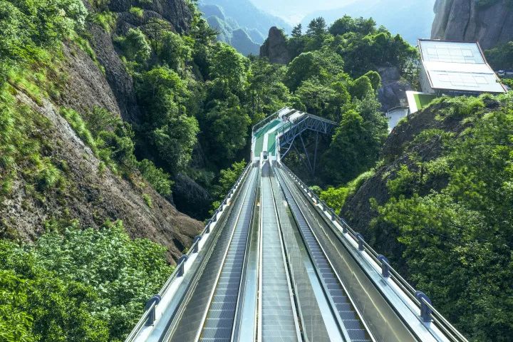 في تشيجيانغ الصينية، مصعد كهربائي ينقل السائحين إلى قمة الجبل