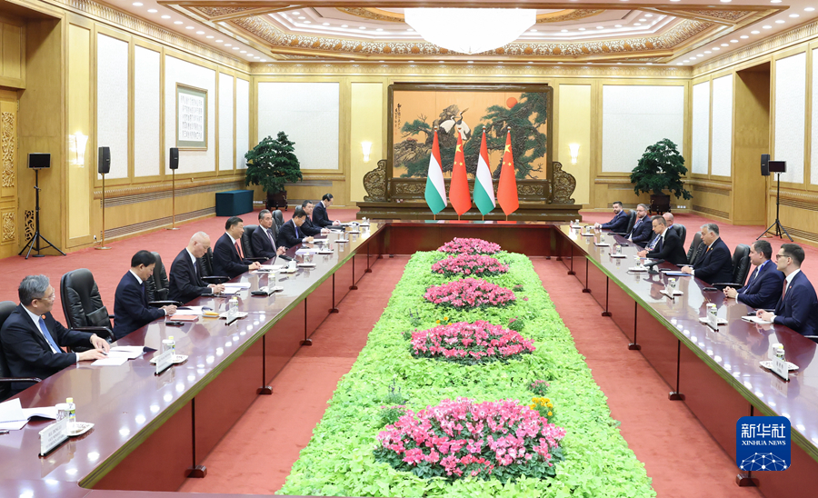 شي يلتقي برئيس الوزراء المجري