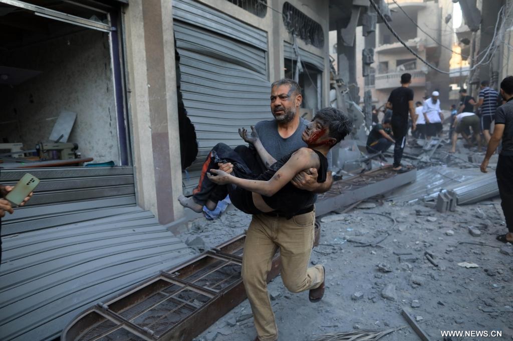 تقرير إخباري: مقتل 400 فلسطيني وسط أزمة حياتية مع مواصلة إسرائيل هجماتها على قطاع غزة لليوم 13