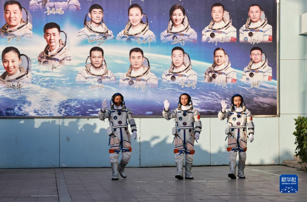 عقد مراسم توديع رواد الفضاء الصينيين لمهمة 