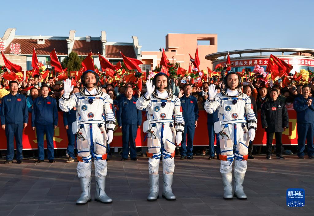 عقد مراسم توديع رواد الفضاء الصينيين لمهمة 
